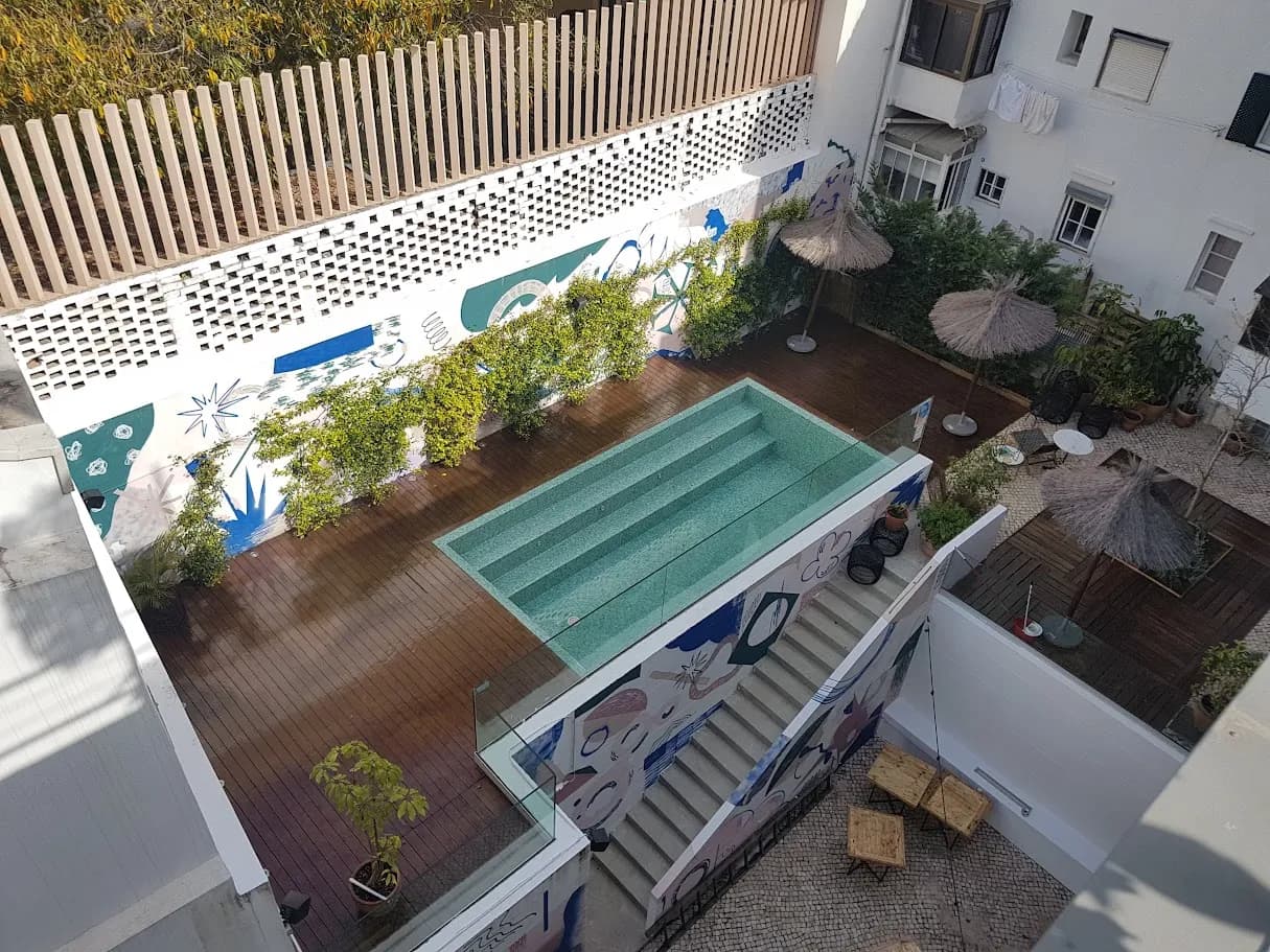 Deck premium com piscina e murais decorativos
