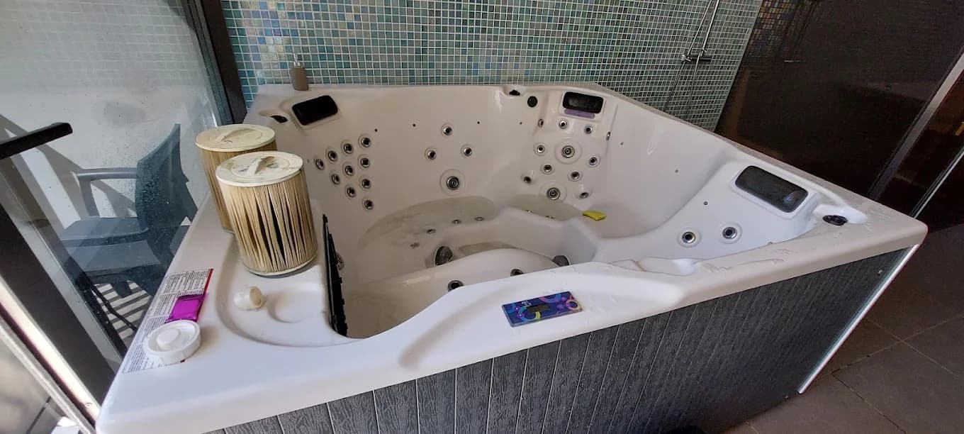 Jacuzzi instalado em deck de madeira com iluminação