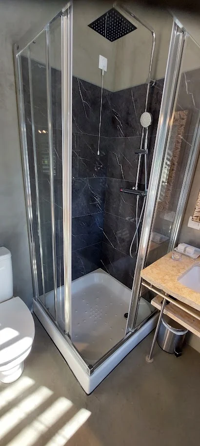 Instalação sanitária e canalização em casa de banho remodelada