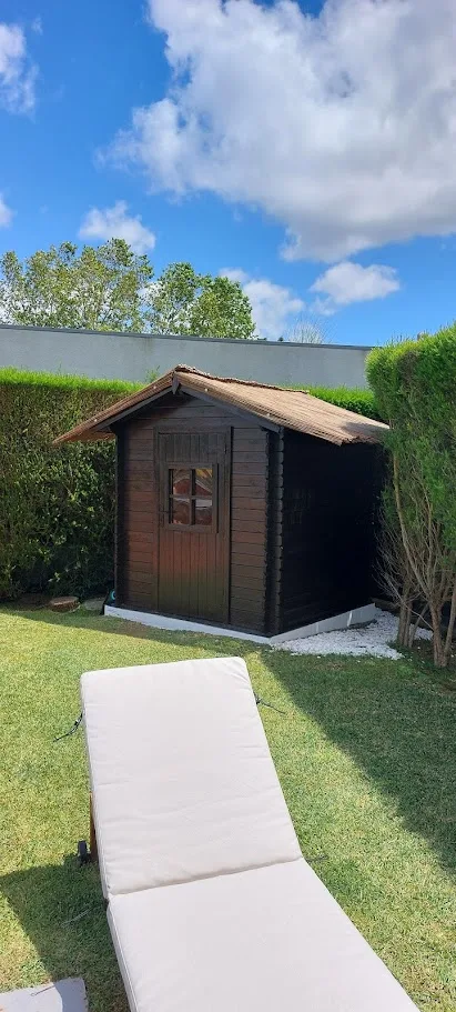 Casinha de jardim em madeira — estrutura artesanal para arrumação exterior