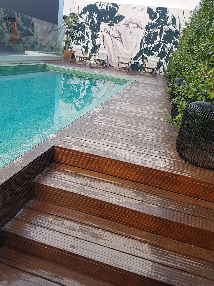 Antes da renovação de deck de madeira em zona exterior — Lisboa