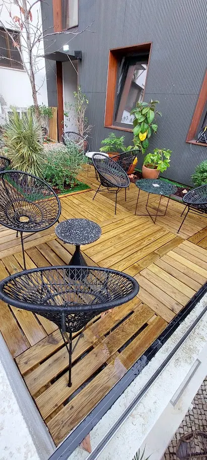 Área de lazer exterior com deck em madeira — Setúbal