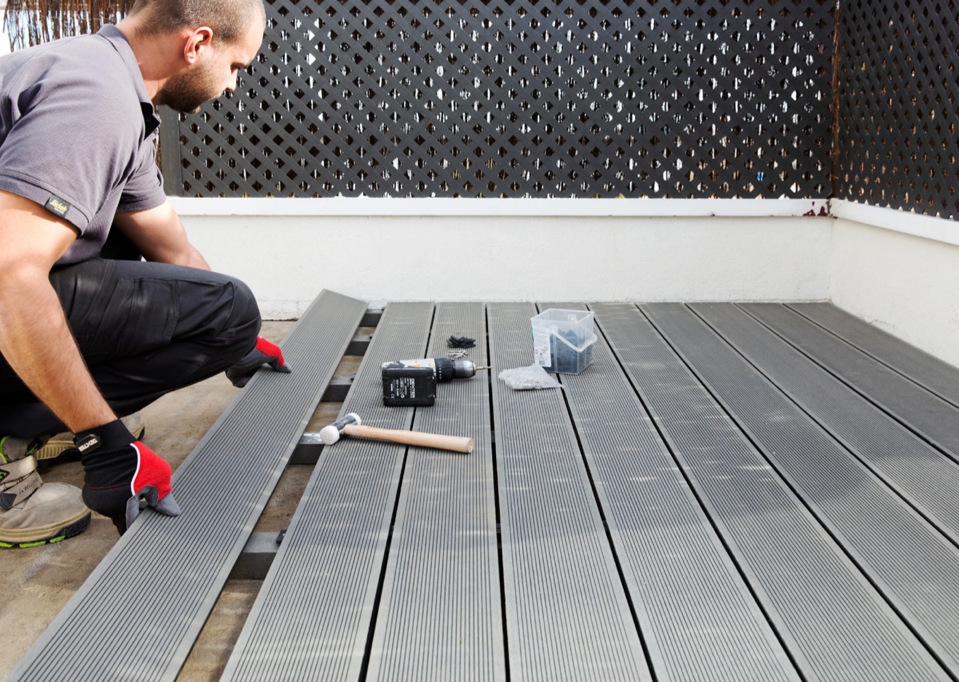 Instalação de deck em madeira para piscina