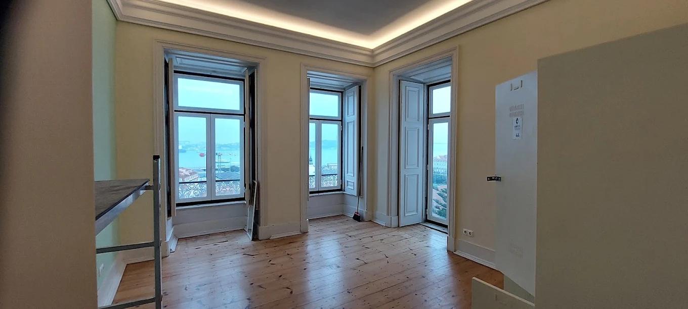 Remodelação de sala com janelão e vista para o rio Tejo